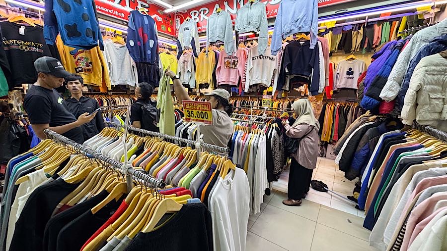 Salah satu lokasi penjualan pakaian impor bekas atau thrift berada di Pasar Senen, Jakarta Pusat. (Bloomberg Technoz/Andrean Kristianto)