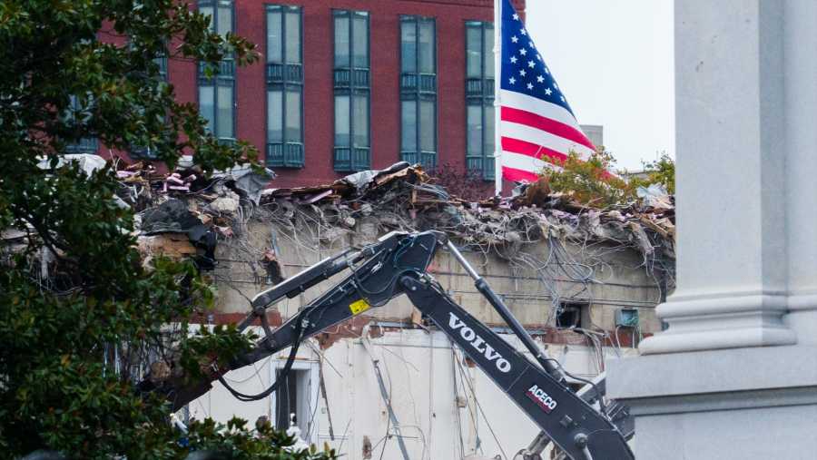 Sayap timur Gedung Putih dirobohkan untuk bangun ballroom baru di Washington, 21 Oktober 2025. (Aaron Schwartz/Bloomberg)