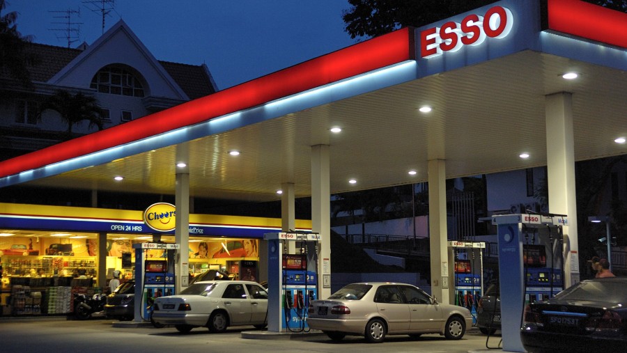 Jaringan SPBU Esso milik Exxon Mobil Corp. di Singapura./Bloomberg- Munshi Ahmed