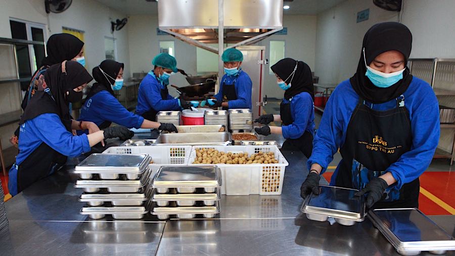 Petugas menyiapkan Makan Bergizi Gratis (MBG) di SPPG Halim 02 di Jakarta Timur, Jumat (23/10/2025). (Bloomberg Technoz/Andrean Kristianto)