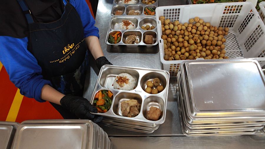 Petugas menyiapkan Makan Bergizi Gratis (MBG) di SPPG Halim 02 di Jakarta Timur, Jumat (23/10/2025). (Bloomberg Technoz/Andrean Kristianto)