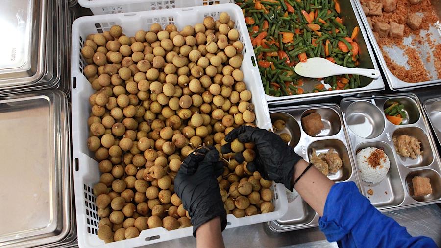 Petugas menyiapkan Makan Bergizi Gratis (MBG) di SPPG Halim 02 di Jakarta Timur, Jumat (23/10/2025). (Bloomberg Technoz/Andrean Kristianto)