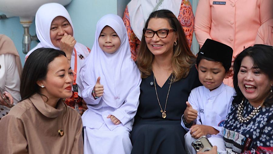 Ia juga menyempatkan diri untuk berfoto dengan siswa sekolah tersebut. (Bloomberg Technoz/Andrean Kristianto)
