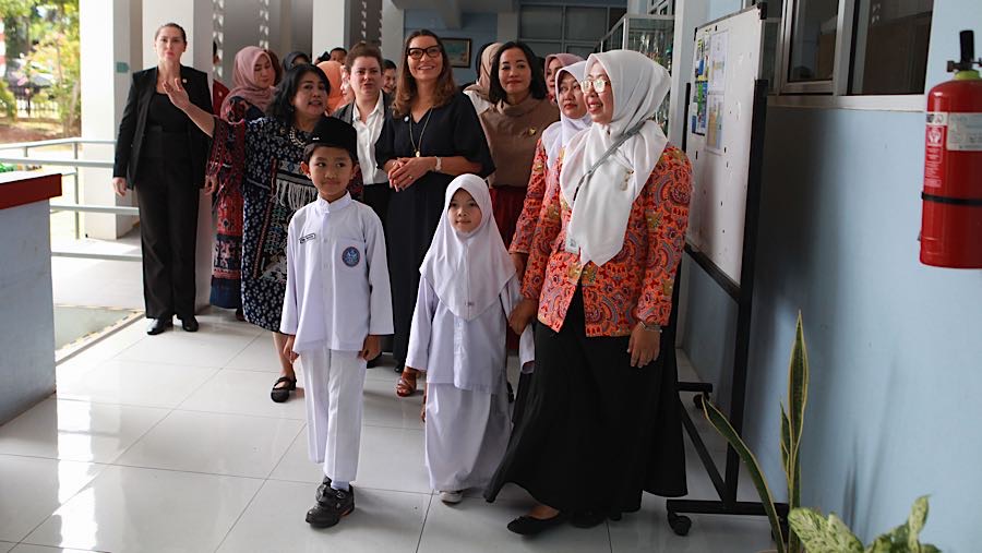 Janja langsung masuk kedalam sekolah untuk bertemu para siswa yang berada di dalam kelas. (Bloomberg Technoz/Andrean Kristianto)

