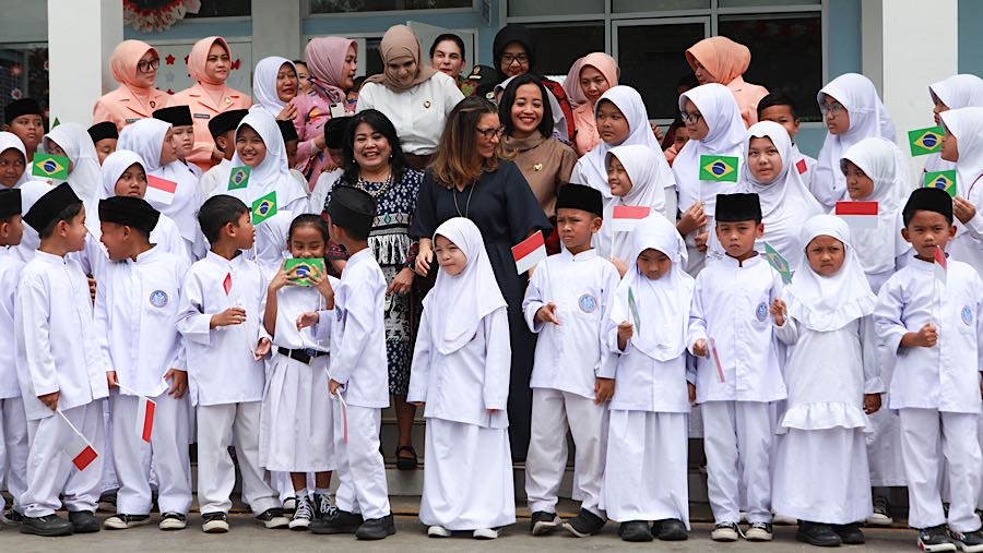 Ibu Negara Brasil Janja Lula da Silva mengunjungi SD Angkasa 5 Halim, Jakarta Timur, Jumat (23/10/2025). (Bloomberg Technoz/Andrean Kristianto)