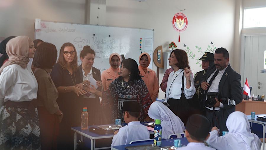 Janja kemudian masuk ke dalam ruang kelas untuk melihat para siswa yang sedang menikmati Makan Bergizi Gratis. (Bloomberg Technoz/Andrean Kristianto)