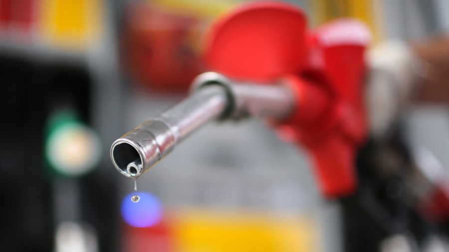 Setetes BBM jatuh dari nosel bahan bakar di SPBU Royal Dutch Shell Plc./Bloomberg-Andrey Rudakov