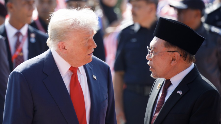 Donald Trump berbicara dengan Anwar Ibrahim setelah tiba di Bandara Internasional Kuala Lumpur, 26 Oktober. (Samsul Said/Bloomberg)