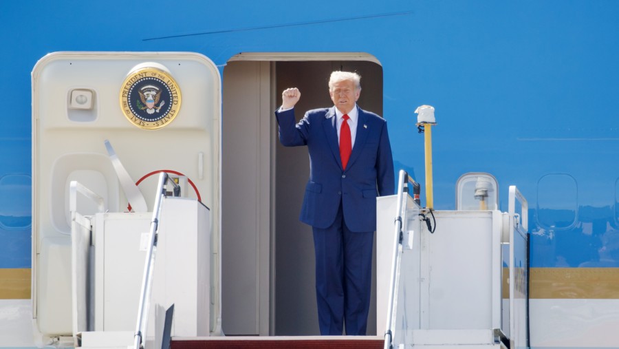 Presiden Donald Trump tiba di Bandara Internasional Kuala Lumpur di Sepang, Malaysia. (Samsul Said/Bloomberg)