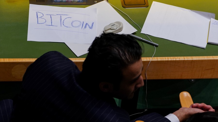 Coretan di kertas bertulis  “Bitcoin” selama Sidang Umum PBB (UNGA) di New York, AS, bulan September. (David Dee Delgado/Bloomberg)