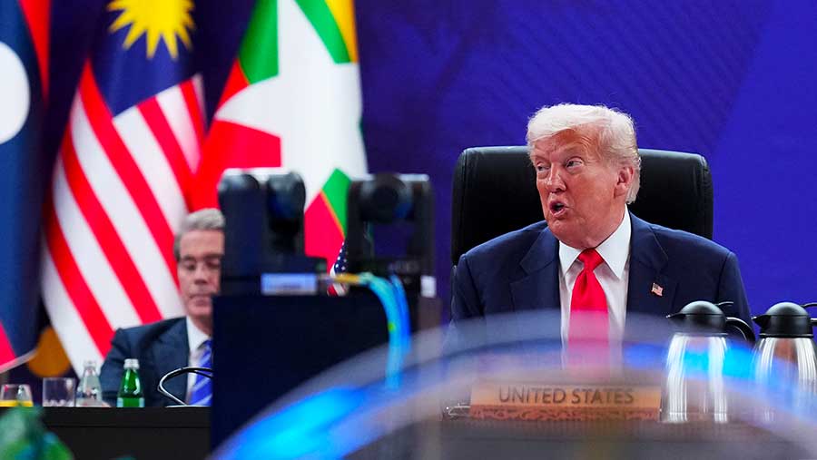 Donald Trump dan Scott Bessent di Asean-US summit, Kuala Lumpur (26/10/2025). (Bloomberg)