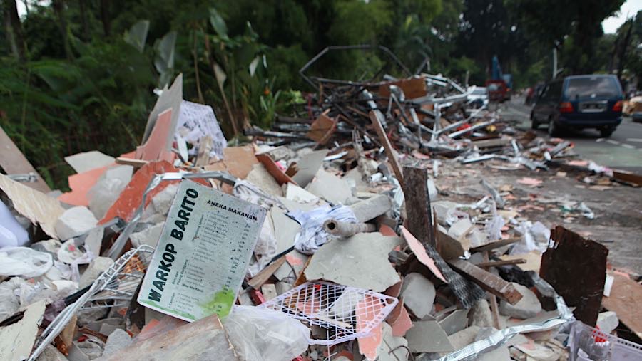 Kios-kils pedagang Pasar Barito dibongkar oleh petugas gabungan sejak pagi hari. (Bloomberg Technoz/Andrean Kristianto)