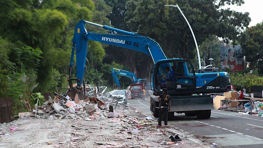 Petugas menggunakan ekskavator saat membongkar kios di Pasar Barito, Jakarta, Senin (27/10/2025). (Bloomberg Technoz/Andrean Kristianto)