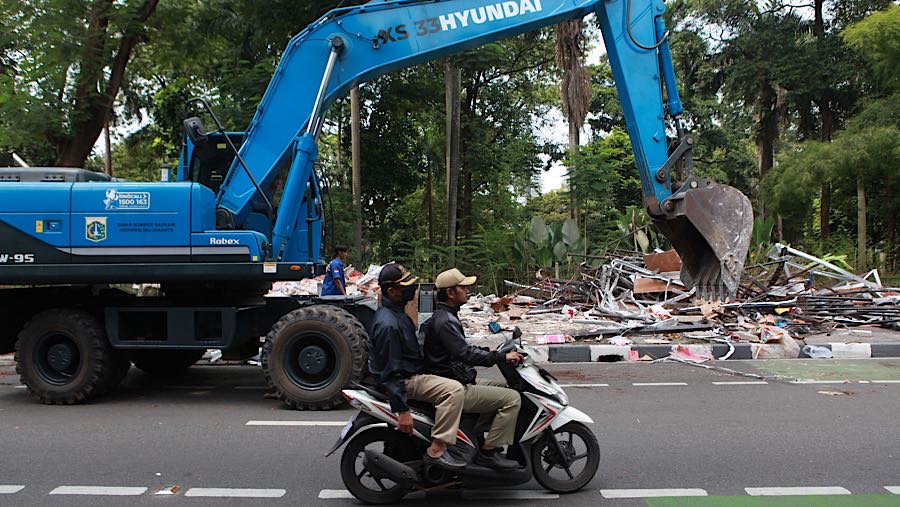 Ratusan kios yang berada di Pasar Barito mulai dibongkar oleh Pemerintah Kota Jakarta Selatan. (Bloomberg Technoz/Andrean Kristianto)