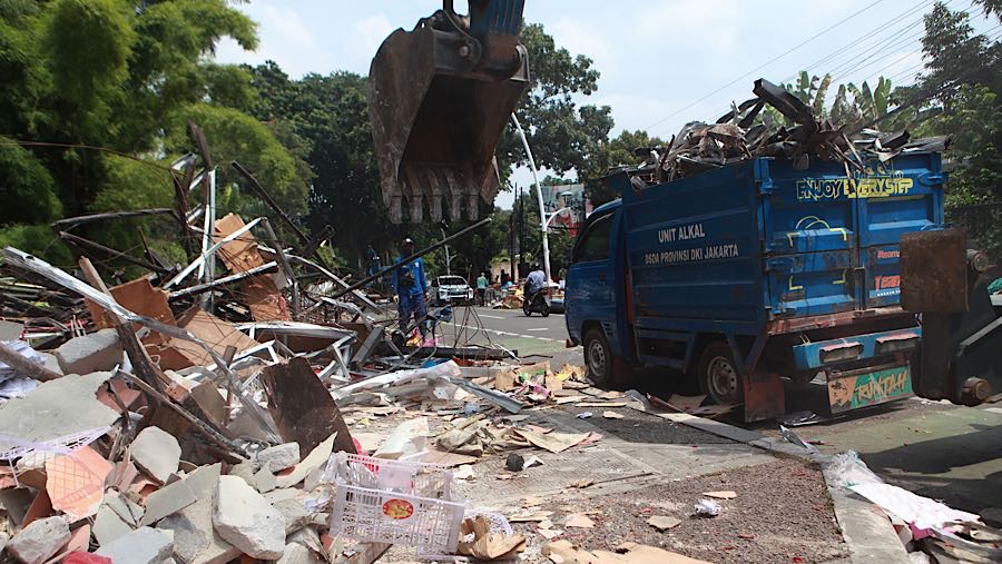 Penertiban dilakukan sebagai bagian dari upaya penataan kawasan menjadi ruang terbuka hijau (RTH) terpadu. (Bloomberg Technoz/Andrean Kristianto)