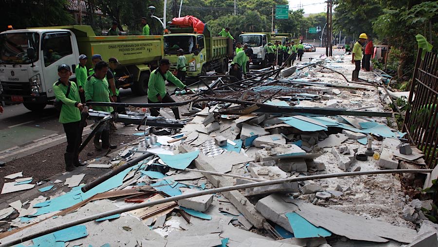 Petugas mengangkut puing-puing saat penertiban kios di Pasar Barito, Jakarta, Senin (27/10/2025). (Bloomberg Technoz/Andrean Kristianto)