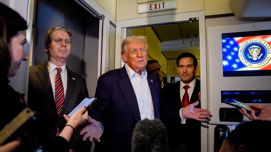 Donald Trump, Presiden AS saat melayani pertanyaan wartawan. (Bloomberg)