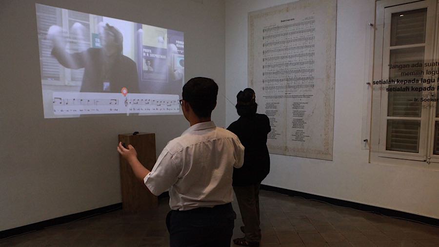 Pengunjung mengamati koleksi Museum Sumpah Pemuda di Jakarta, Selasa (28/10/2025). (Bloomberg Technoz/Andrean Kristianto)