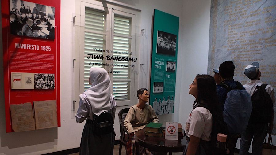 Setiap ruangan menggambarkan aktivitas sehari-hari, mulai dari diskusi mahasiswa hingga mendengarkan berita. (Bloomberg Technoz/Andrean Kristianto)