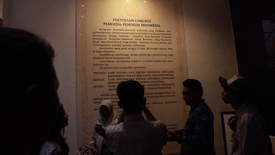 Pengunjung mengamati koleksi Museum Sumpah Pemuda di Jakarta, Selasa (28/10/2025). (Bloomberg Technoz/Andrean Kristianto)