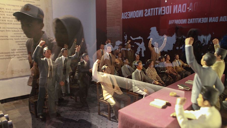 Pengunjung mengamati koleksi Museum Sumpah Pemuda di Jakarta, Selasa (28/10/2025). (Bloomberg Technoz/Andrean Kristianto)