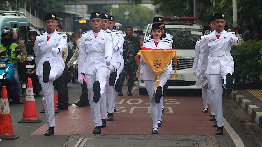 Paskibraka bersiap mengibarkan bendera merah putih di Museum Sumpah Pemuda, Jakarta, Selasa (28/10/2025). (Bloomberg Technoz/Andrean Kristianto)