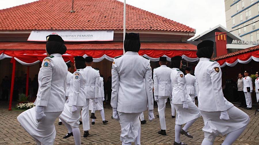 Upacara peringatan Hari Sumpah Pemuda di Museum Sumpah Pemuda, Jakarta, Selasa (28/10/2025). (Bloomberg Technoz/Andrean Kristianto)
