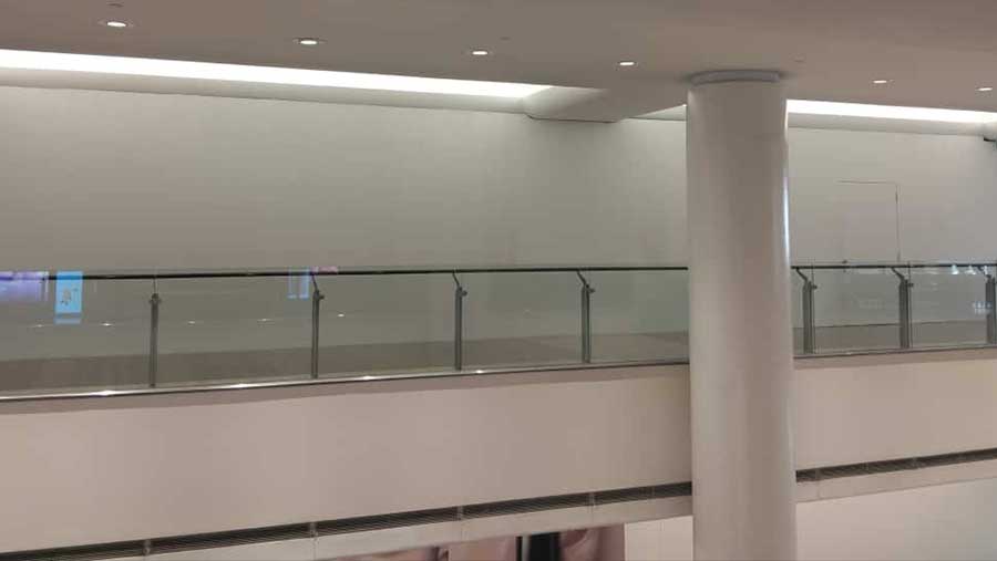 H&M Plaza Indonesia sudah tutup (Bloomberg Technoz/Dinda Decembria)