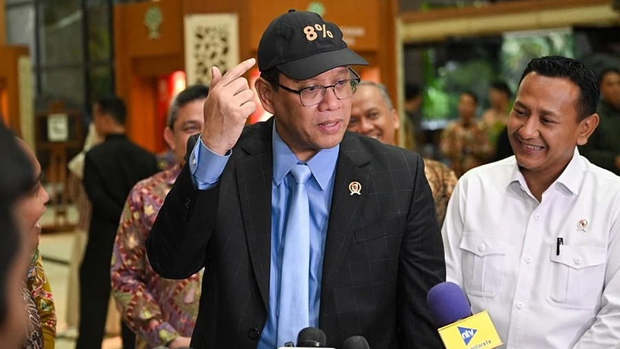 Menkeu Purbaya Yudhi Sadewa Pamer Topi 8%. (Foto: Instagram@menkeuri)