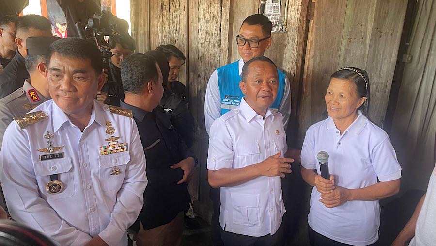 Menteri ESDM Bahlil Lahadalia menyalurkan Bantuan Pemasangan Baru Listrik (BPBL) di Desa Wolaang, Sulawesi Utara. (Bloomberg Technoz/Azura Yumma).