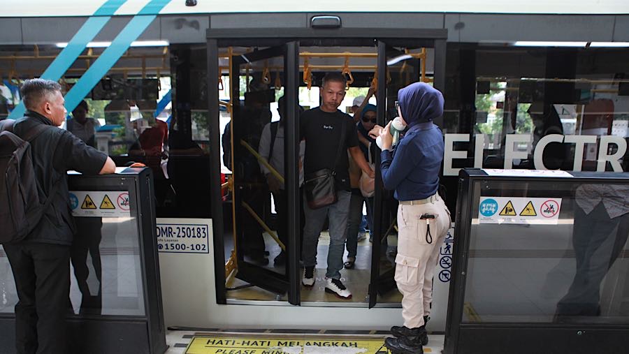 Pemerintah Provinsi DKI Jakarta tengah merencanakan kenaikan tarif Transjakarta. (Bloomberg Technoz/Andrean Kristianto)
