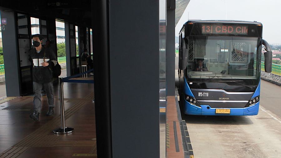 Bus Transjakarta berhenti di halte Mayestik, Jakarta, Rabu (29/10/2025). (Bloomberg Technoz/Andrean Kristianto)