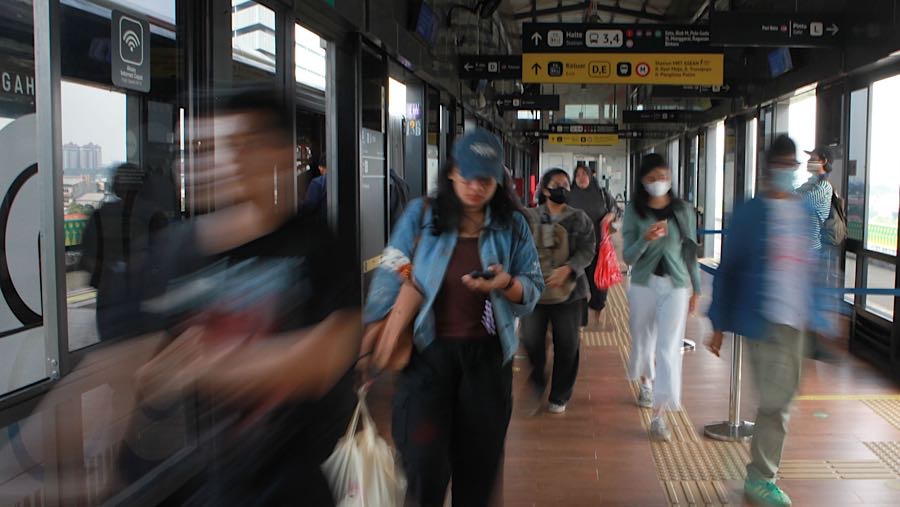 Penumpang berjalan di Halte Bus Transjakrta di Jakarta, Rabu (29/10/2025). (Bloomberg Technoz/Andrean Kristianto)