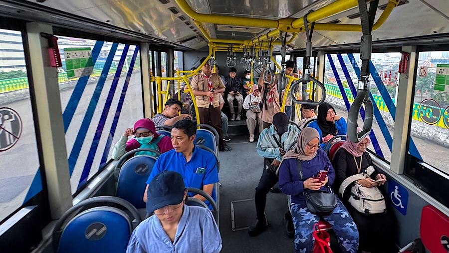 Kenaikan tersebut dikarenakan Pemprov DKI tidak bisa lagi untuk terus menanggung subsidi untuk seluruh pengguna. (Bloomberg Technoz/Andrean)