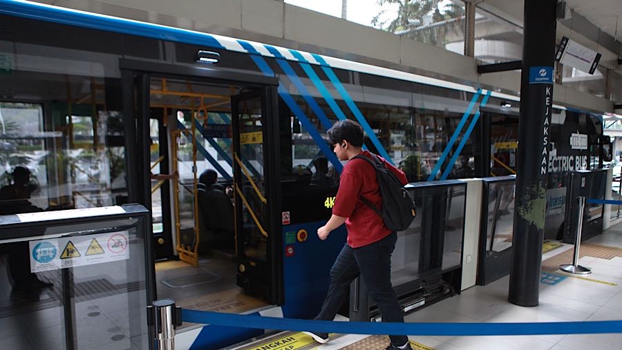 Penumpang menaiki bus Transjakarta di Jakarta, Rabu (29/10/2025). (Bloomberg Technoz/Andrean Kristianto)