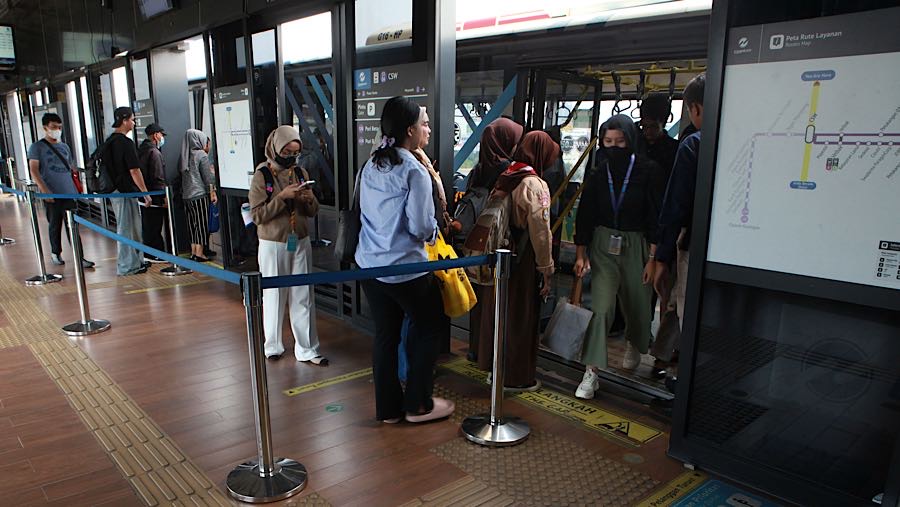 Namun Pramono memastikan, 15 golongan warga Jakarta tetap diberikan subsidi gratis. (Bloomberg Technoz/Andrean Kristianto)