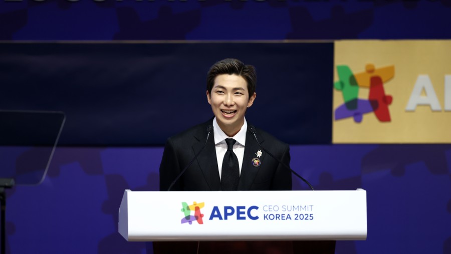 Kim Nam-joon atau RM BTS pada KTT CEO APEC di Gyeongju, Korea Selatan, Rabu (29/10/2025). (SeongJoon Cho/Bloomberg)