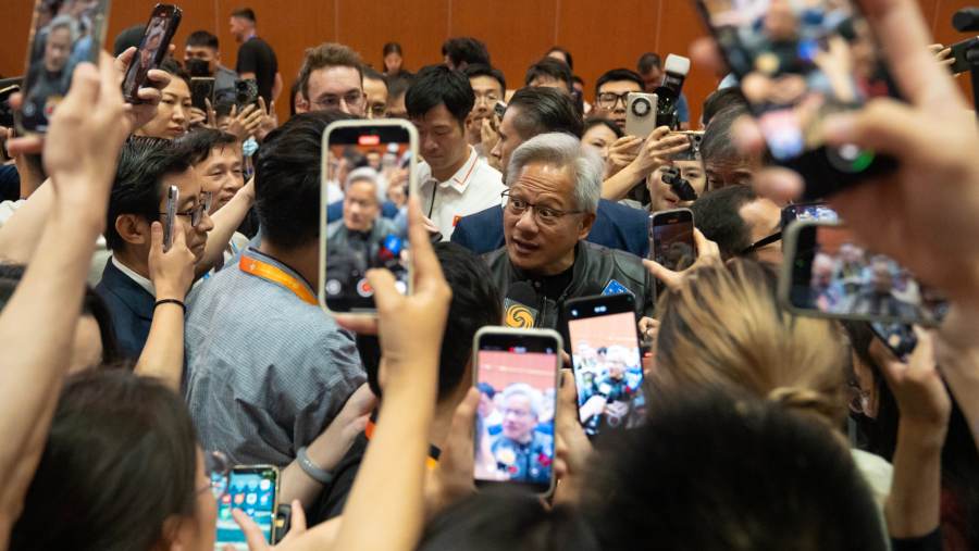 Jensen Huang, CEO dan Pendiri Nvidia selama pamera di Beijing dalam China International Supply Chain Expo. (Andrea Verdelli/Bloomberg)