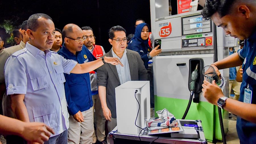 Menteri ESDM Bahlil Lahadalia mengecek laporan akibat isi Pertalite di SPBU Pertamina, Malang, Jawa Timur, Rabu (29/10/2025). (Dok. Kementerian ESDM).