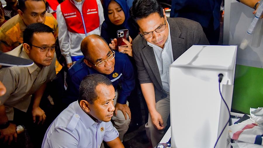 Menteri ESDM Bahlil Lahadalia mengecek laporan akibat isi Pertalite di SPBU Pertamina, Malang, Jawa Timur, Rabu (29/10/2025). (Dok. Kementerian ESDM).