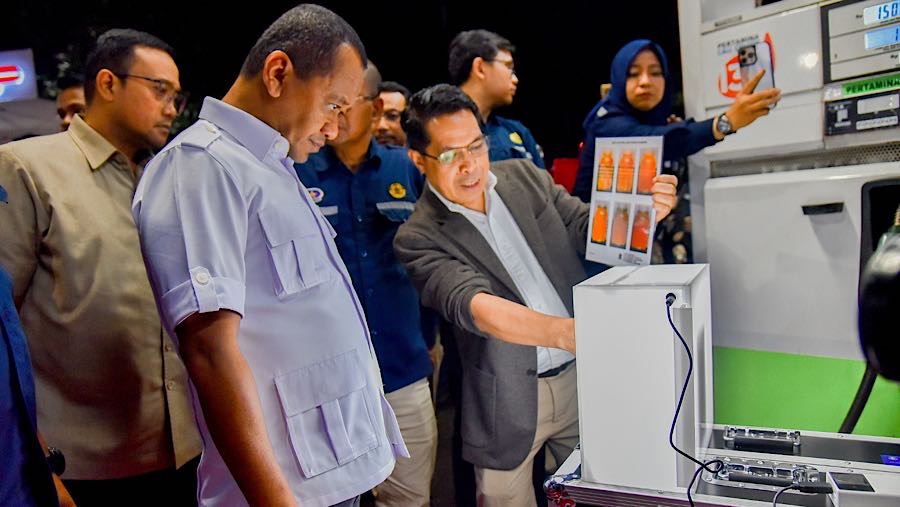 Menteri ESDM Bahlil Lahadalia mengecek laporan akibat isi Pertalite di SPBU Pertamina, Malang, Jawa Timur, Rabu (29/10/2025). (Dok. Kementerian ESDM).