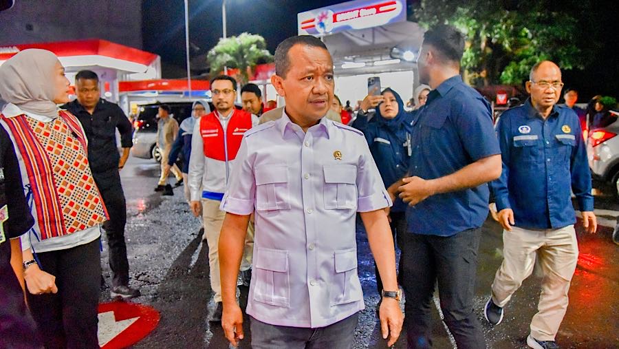 Menteri ESDM Bahlil Lahadalia mengecek laporan akibat isi Pertalite di SPBU Pertamina, Malang, Jawa Timur, Rabu (29/10/2025). (Dok. Kementerian ESDM).
