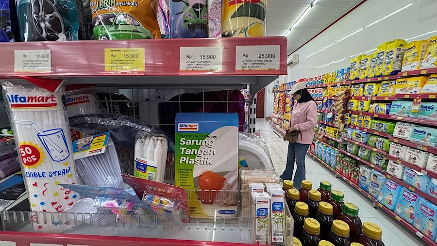 Pengunjung melihat produk yang dijual di Alfamart Pamulang, Tangerang Selatan, Kamis (30/10/2025). (Bloomberg Technoz/Andrean Kristianto)