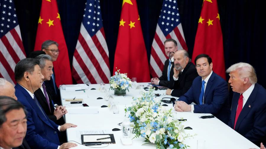 Donald Trump & Xi Jinping mulai pertemuan bilateral di Pangkalan Udara Gimhae, Busan, Korsel (30/10/2025). (Andrew Harnik/Getty Images via Bloomberg)
