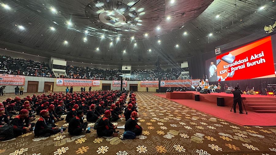 Sejumlah buruh mengikuti Konsolidasi Aksi KSPI-Partai Buruh di JCC Senayan, Kamis (30/10/202). (Bloomberg Technoz/Andrean Kristianto)