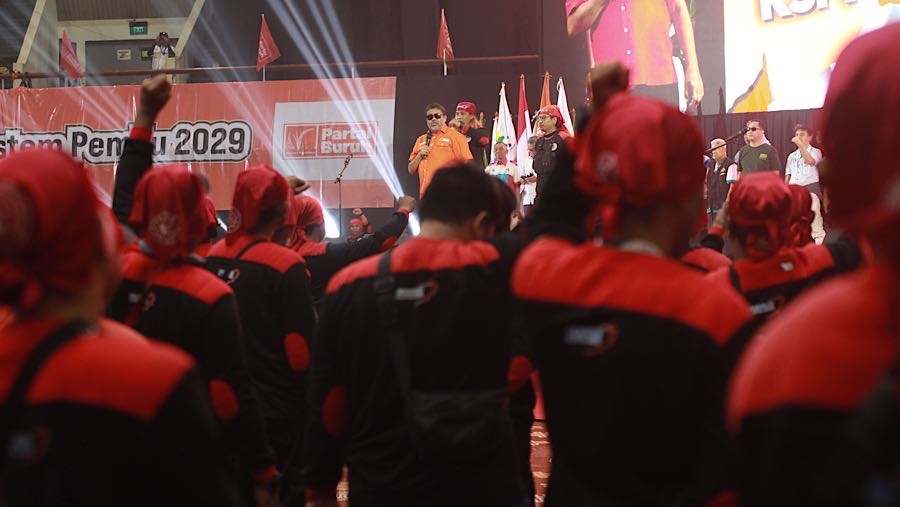 Sejumlah buruh mengikuti Konsolidasi Aksi KSPI-Partai Buruh di JCC Senayan, Kamis (30/10/202). (Bloomberg Technoz/Andrean Kristianto)