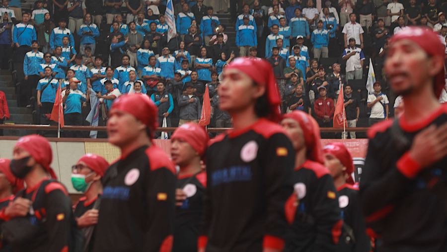Sejumlah buruh mengikuti Konsolidasi Aksi KSPI-Partai Buruh di JCC Senayan, Kamis (30/10/202). (Bloomberg Technoz/Andrean Kristianto)