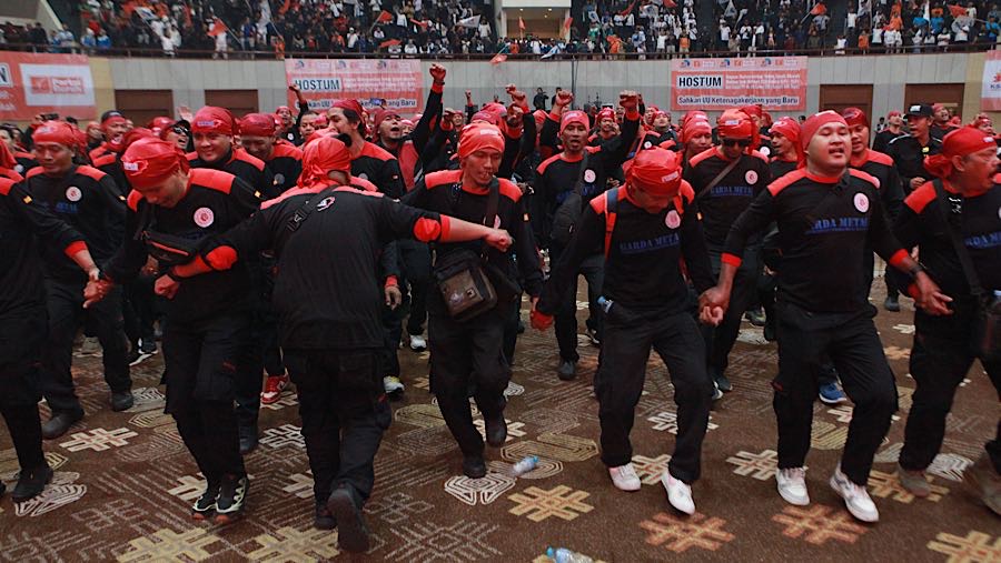 Sejumlah buruh mengikuti Konsolidasi Aksi KSPI-Partai Buruh di JCC Senayan, Kamis (30/10/202). (Bloomberg Technoz/Andrean Kristianto)