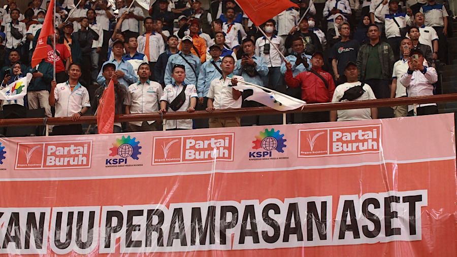 Mereka memadati hingga tribun JCC, beberapa diantara mereka mengibarkan bendera. (Bloomberg Technoz/Andrean Kristianto)