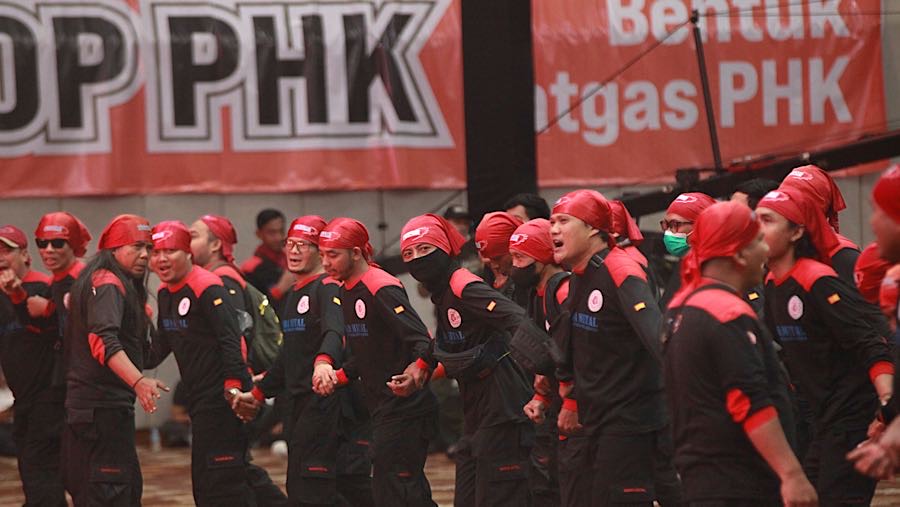 Sejumlah buruh mengikuti Konsolidasi Aksi KSPI-Partai Buruh di JCC Senayan, Kamis (30/10/202). (Bloomberg Technoz/Andrean Kristianto)
